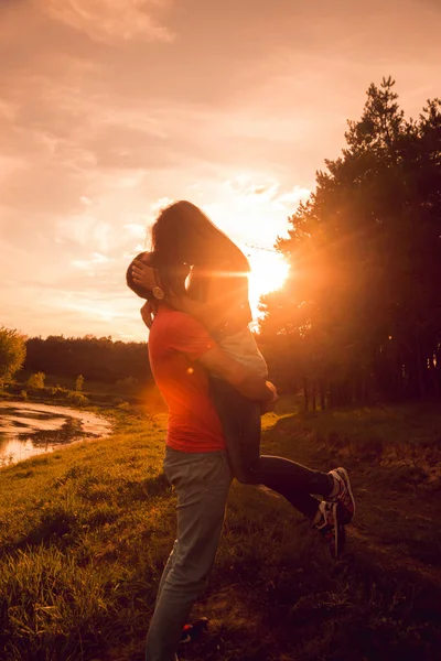 Pareja Joven Pasando Buen Rato Atardecer Parque —  Fotos de Stock