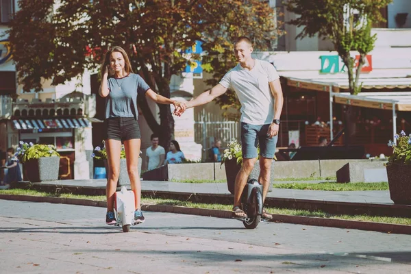 Joven Pareja Caucásica Montando Segways Través Ciudad —  Fotos de Stock