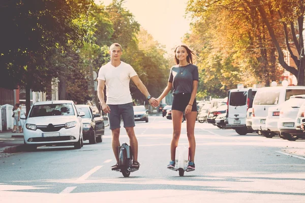 Jonge Kaukasische Paar Segways Rijden Stad — Stockfoto