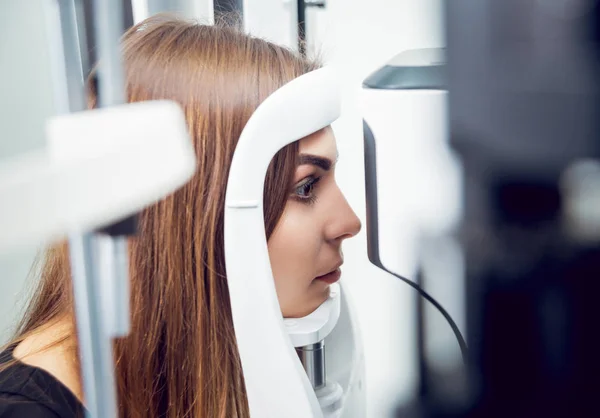 Junge Frau Überprüft Ihre Sehkraft Beim Augenarzt Medizinische Geräte — Stockfoto