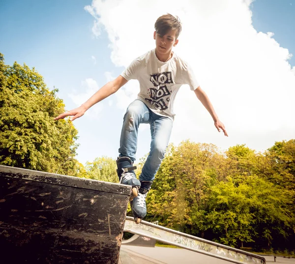 Young Roller Practicing Tricks Skatepark — Stock Photo, Image