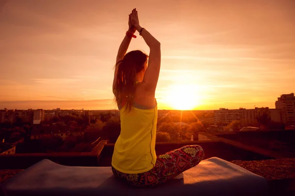 Chica Joven Practicando Yoga Techo Silueta Atardecer — Foto de Stock