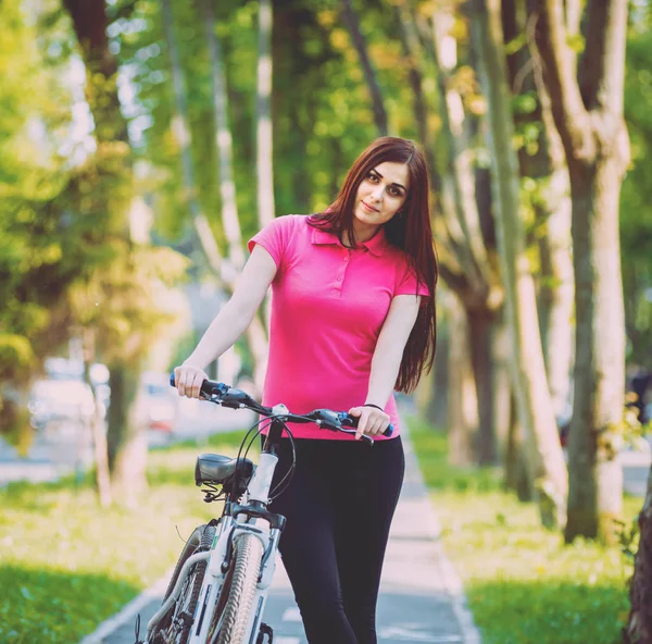 Menina Morena Caucasiana Atraente Pedalando Pista Bicicleta Verde — Fotografia de Stock