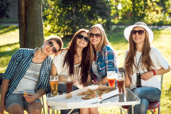 Fröhliche Kaukasische Freunde Beim Picknick Park Lächeln Und Reden — Stockfoto