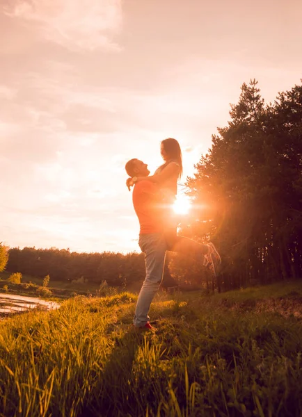 Mladý Pár Dobře Bavíte Při Západu Slunce Parku — Stock fotografie