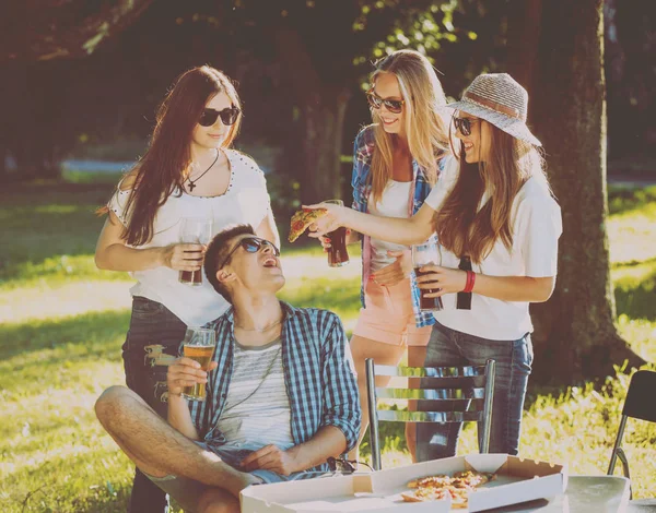 Fröhliche Freunde Beim Picknick Park Beim Pizzaessen — Stockfoto