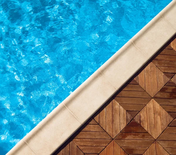 Jovem Loira Maiô Azul Relaxante Piscina — Fotografia de Stock