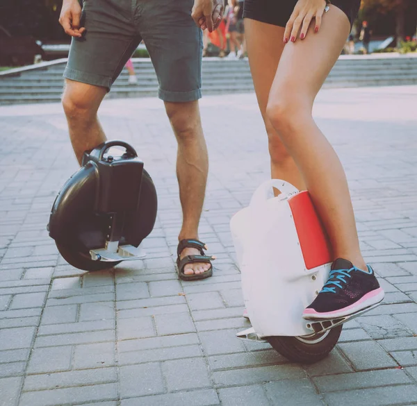 Joven Pareja Caucásica Montando Segways Parque —  Fotos de Stock