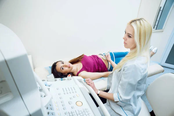 Médico Caucásico Femenino Paciente Femele Oriente Medio Equipo Ultrasonido Diagnósticos — Foto de Stock