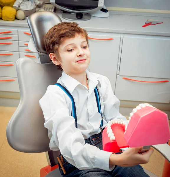 Liten Glad Kaukasiska Pojke Tandläkarens — Stockfoto