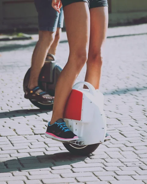 Jovem Casal Caucasiano Montando Segways Através Cidade — Fotografia de Stock