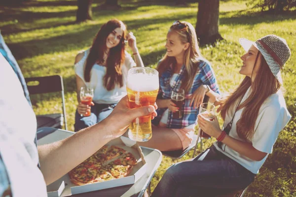 Ami Joyeux Boire Bière Sur Pique Nique Dans Parc — Photo