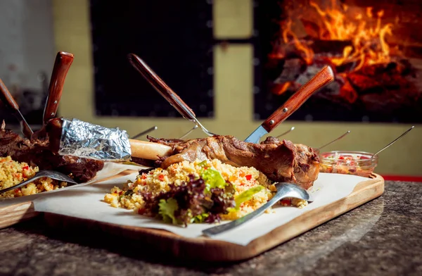 Riz Servi Avec Viande Sur Des Plateaux Bois Avant Feu — Photo