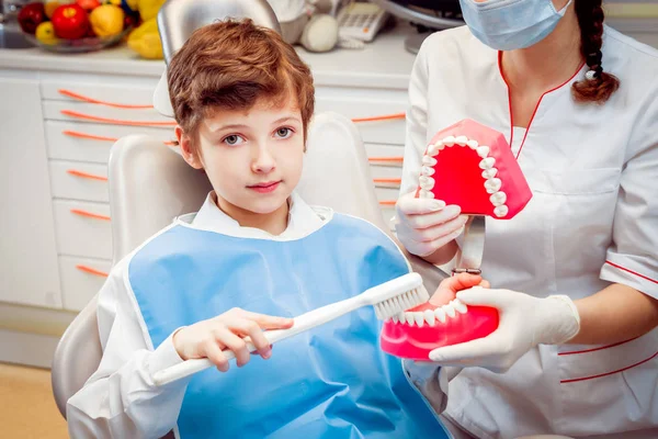 Kleiner Junge Lächelt Mit Prothesen Der Zahnarztpraxis — Stockfoto