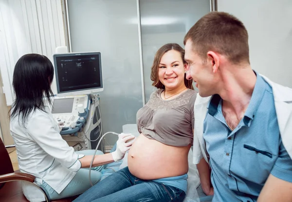 Doctora Joven Embarazada Paciente Con Marido Equipo Ultrasonido Diagnósticos Sonografía —  Fotos de Stock