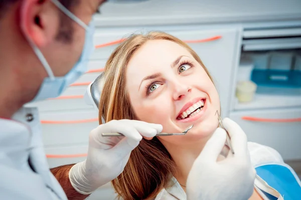 Junge Lächelnde Frau Der Zahnarztpraxis Medizinische Geräte — Stockfoto