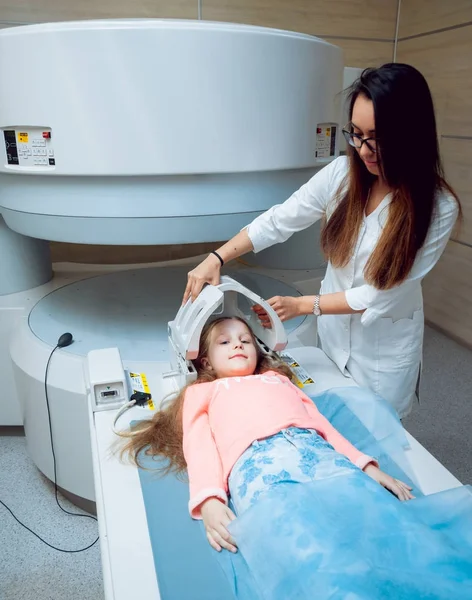 Doctor Little Girl Patient Mri Room Hospital Medical Equipment — Stock Photo, Image