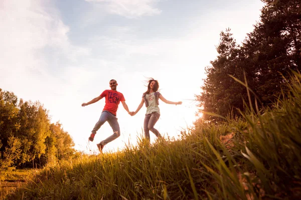 Giovane Coppia Avendo Buon Tempo Tramonto Nel Parco — Foto Stock