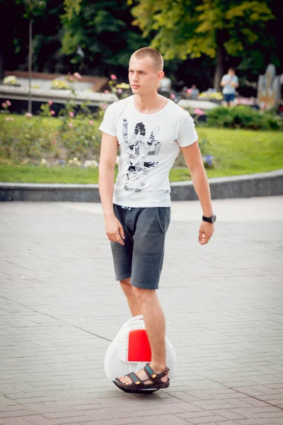 Jovem Montando Solowheel Parque Cidade — Fotografia de Stock