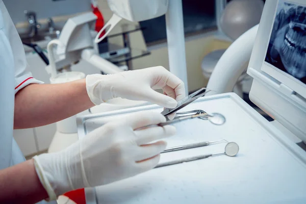 Ιατρικός Εξοπλισμός Στα Χέρια Οδοντιατρείο — Φωτογραφία Αρχείου