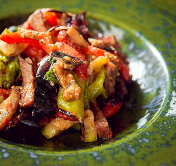 Salat Mit Gegrilltem Gemüse Auf Teller — Stockfoto