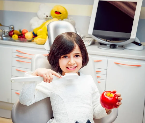 Маленькая Веселая Девочка Рыжими Темными Волосами Стоматологической Клинике — стоковое фото