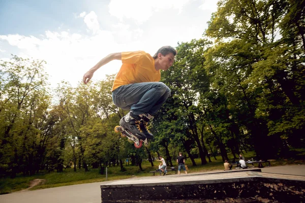 Fiatal Roller Csinálás Szivárog Skatepark — Stock Fotó