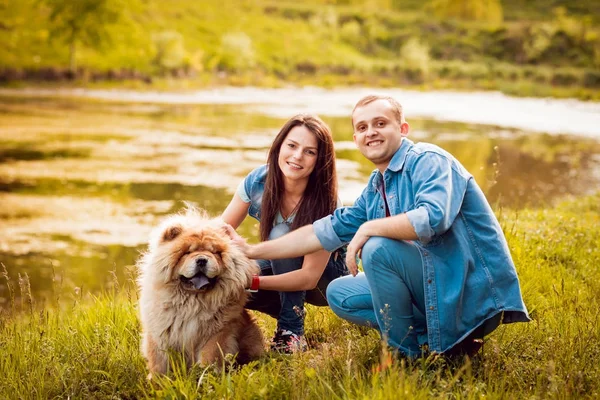 Pareja Joven Con Perro Chow Chow Paseando Por Parque Divirtiéndose — Foto de Stock