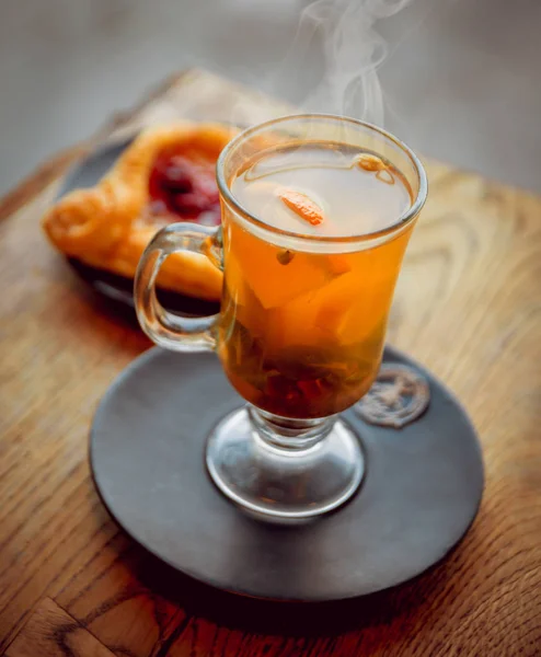 Warme Kruidenthee Met Sinaasappel Houten Tafel — Stockfoto