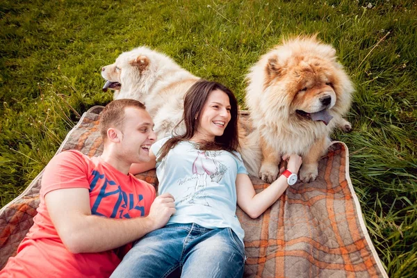 Молода Пара Своїми Собаками Чувак Гуляє Парку Розважається — стокове фото