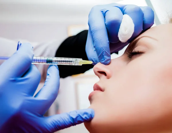 Schoonheidsspecialiste Patiënt Kliniek Voor Esthetische Geneeskunde Injectie — Stockfoto