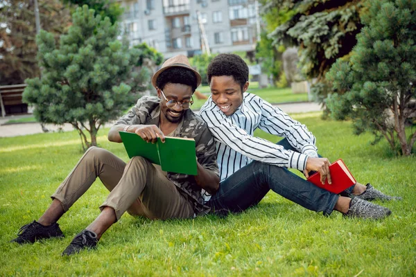 Два Африканских Студента Обучающихся Зеленом Парке — стоковое фото