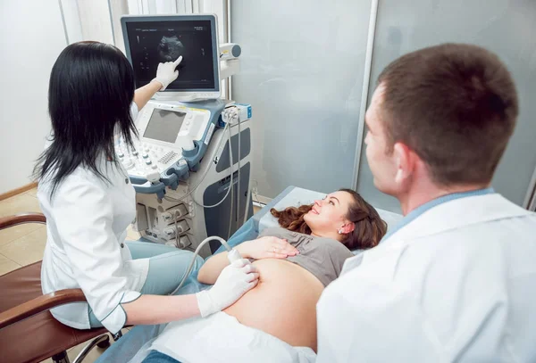 Vrouwelijke Arts Patiënt Van Jonge Zwangere Vrouw Met Man Echografie — Stockfoto