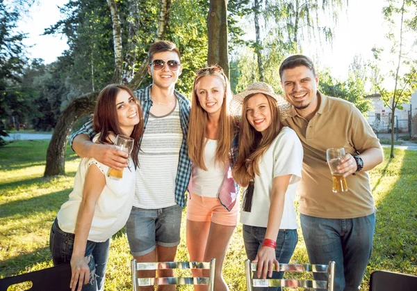 Fröhliche Freunde Beim Picknick Park Lächeln Und Reden — Stockfoto