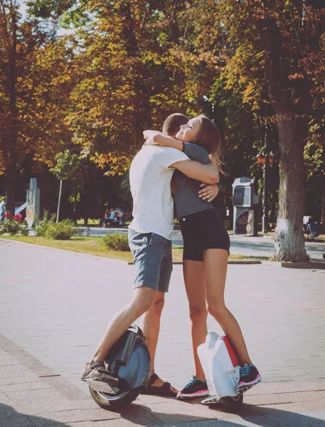 Jeune Couple Caucasien Équitation Segways Dans Parc — Photo