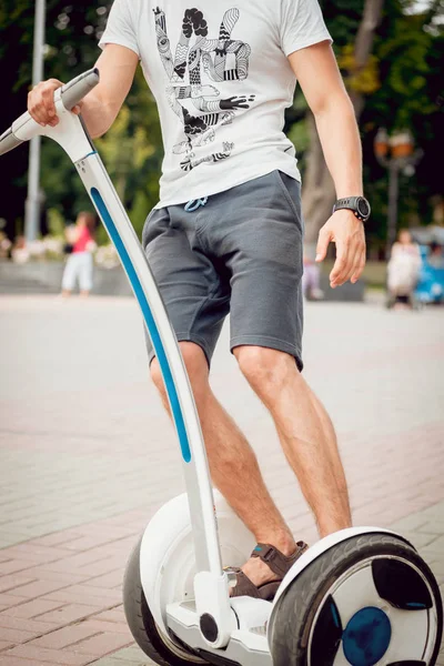 Jonge Kaukasische Man Rijden Segway Stadspark — Stockfoto