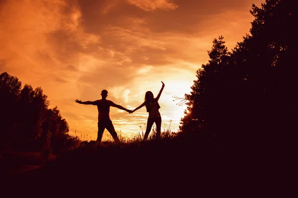 Jovem Casal Divertindo Pôr Sol Parque — Fotografia de Stock