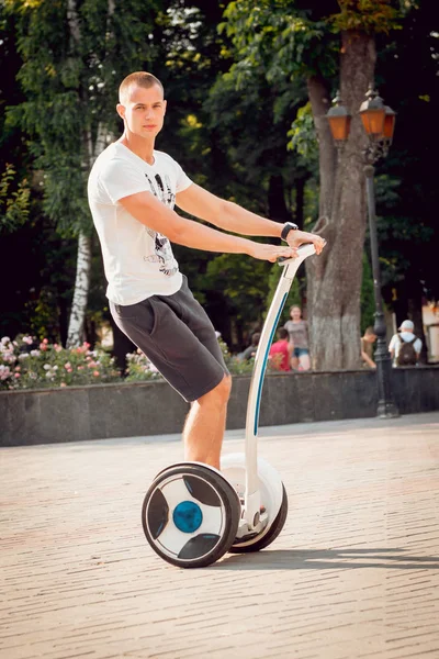 Joven Hombre Caucásico Cabalgando Segway Parque Ciudad —  Fotos de Stock