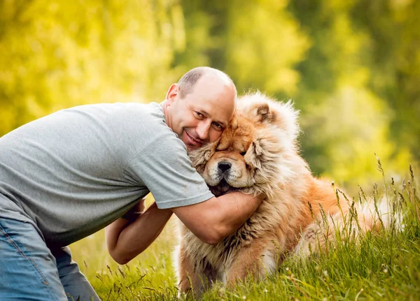 Дорослий Чоловік Грає Своєю Собакою Парку — стокове фото