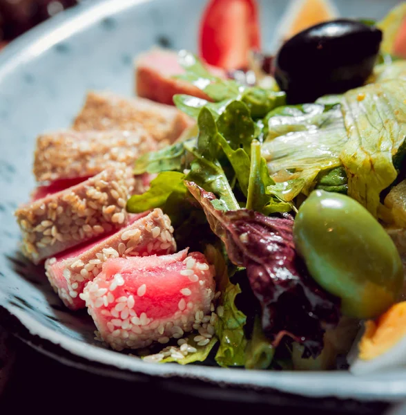 Warmer Salat Mit Fleisch Und Gemüse — Stockfoto