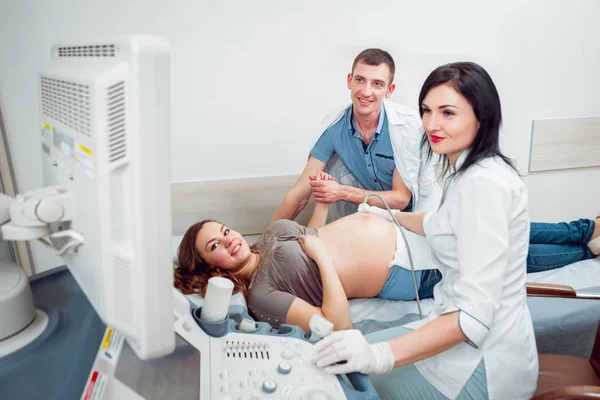 Ženský Lékař Pacient Mladá Těhotná Žena Manželem Ultrazvukové Zařízení Diagnostiku — Stock fotografie