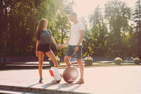 Jeune Couple Caucasien Équitation Segways Dans Parc — Photo