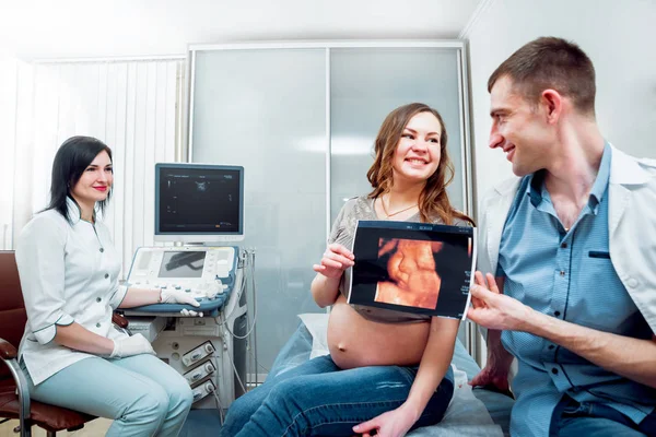 Kadın Doktor Kocası Ile Genç Hamile Kadın Hasta Ultrason Cihazları — Stok fotoğraf