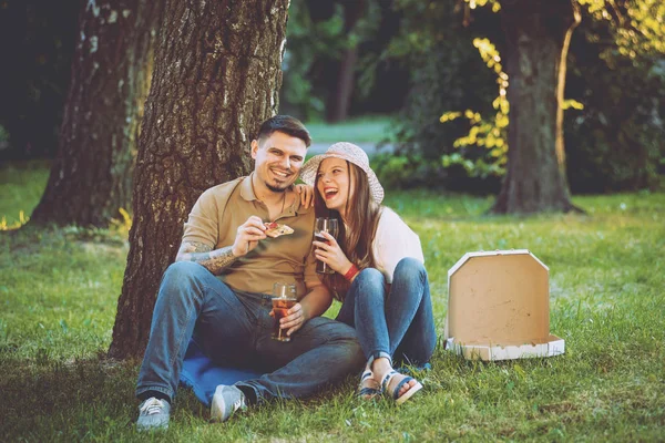 Pareja Feliz Picnic Parque Comiendo Pizza Bebiendo Cerveza —  Fotos de Stock