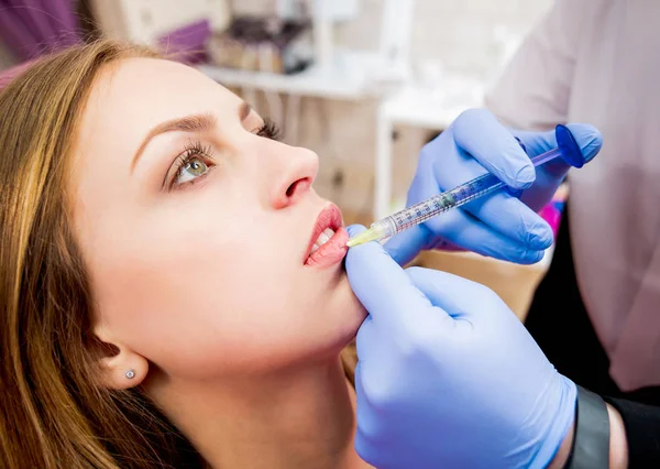 Schoonheidsspecialiste Patiënt Kliniek Voor Esthetische Geneeskunde Injectie — Stockfoto