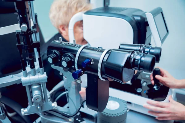 高级妇女检查她的视力与眼科医生 医疗设备 Coreometry — 图库照片
