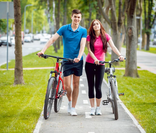 Молода Біла Пара Катається Зеленій Велосипедній Доріжці Сонячний День — стокове фото