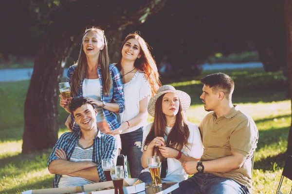 Fröhliche Freunde Beim Picknick Park Lächeln Und Reden — Stockfoto