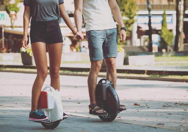 Joven Pareja Caucásica Montando Segways Parque —  Fotos de Stock