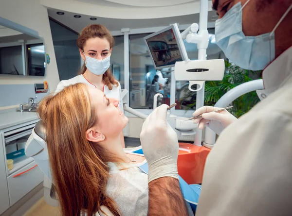 Young Caucasian Woman Doctors Dental Office Medical Equipment — Stock Photo, Image